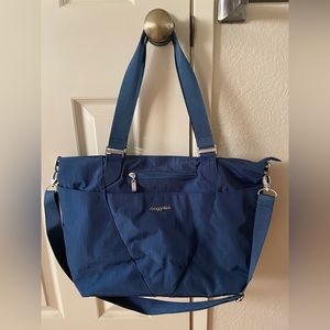 Baggallini Avenue Tote in Pacific